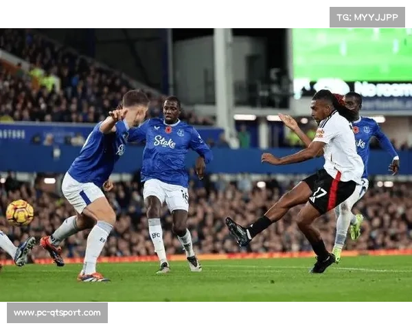 富勒姆vs埃弗顿，双方中场争夺激烈半场0-0