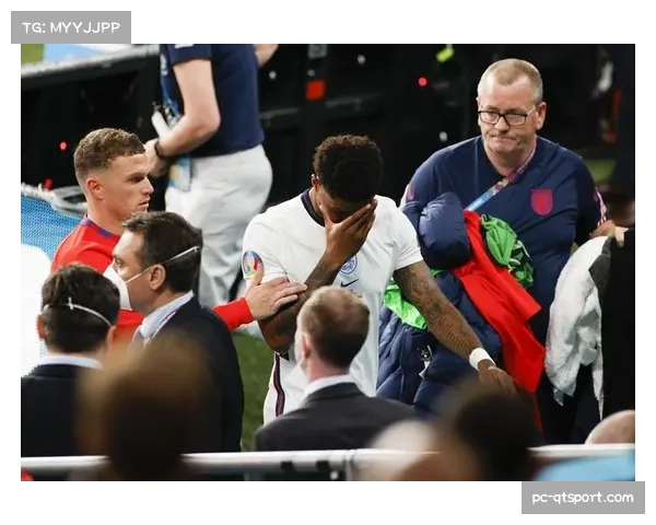 场边镜头:看台上尼斯小球迷为丢球掩面哭泣 场边镜头:看台上尼斯小球迷为丢球掩面哭泣